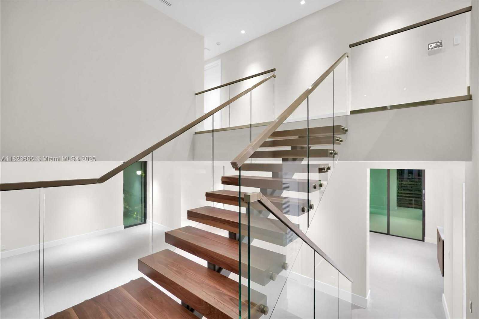 Small Image of 100 HAMPTON LN, Key Biscayne Number 18