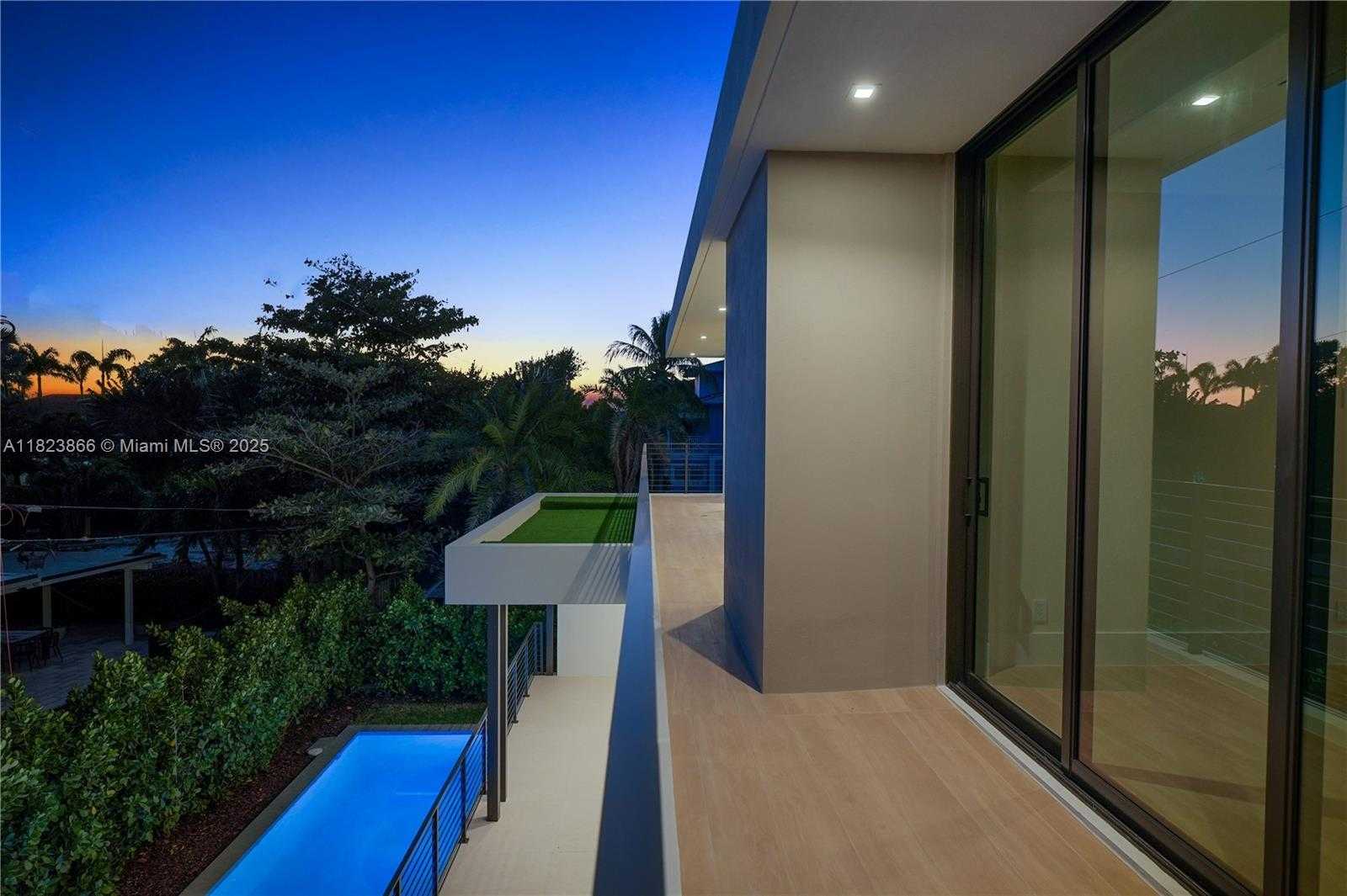 Small Image of 100 HAMPTON LN, Key Biscayne Number 32
