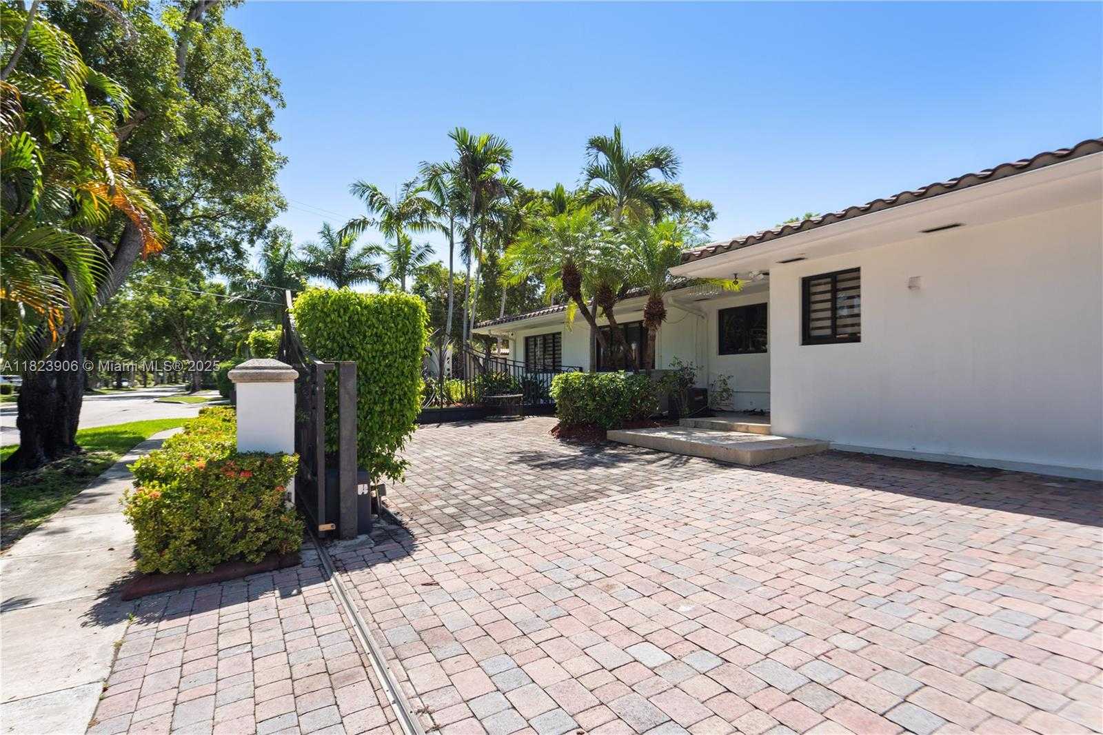 Small Image of 12880 CYPRUS, North Miami Number 16
