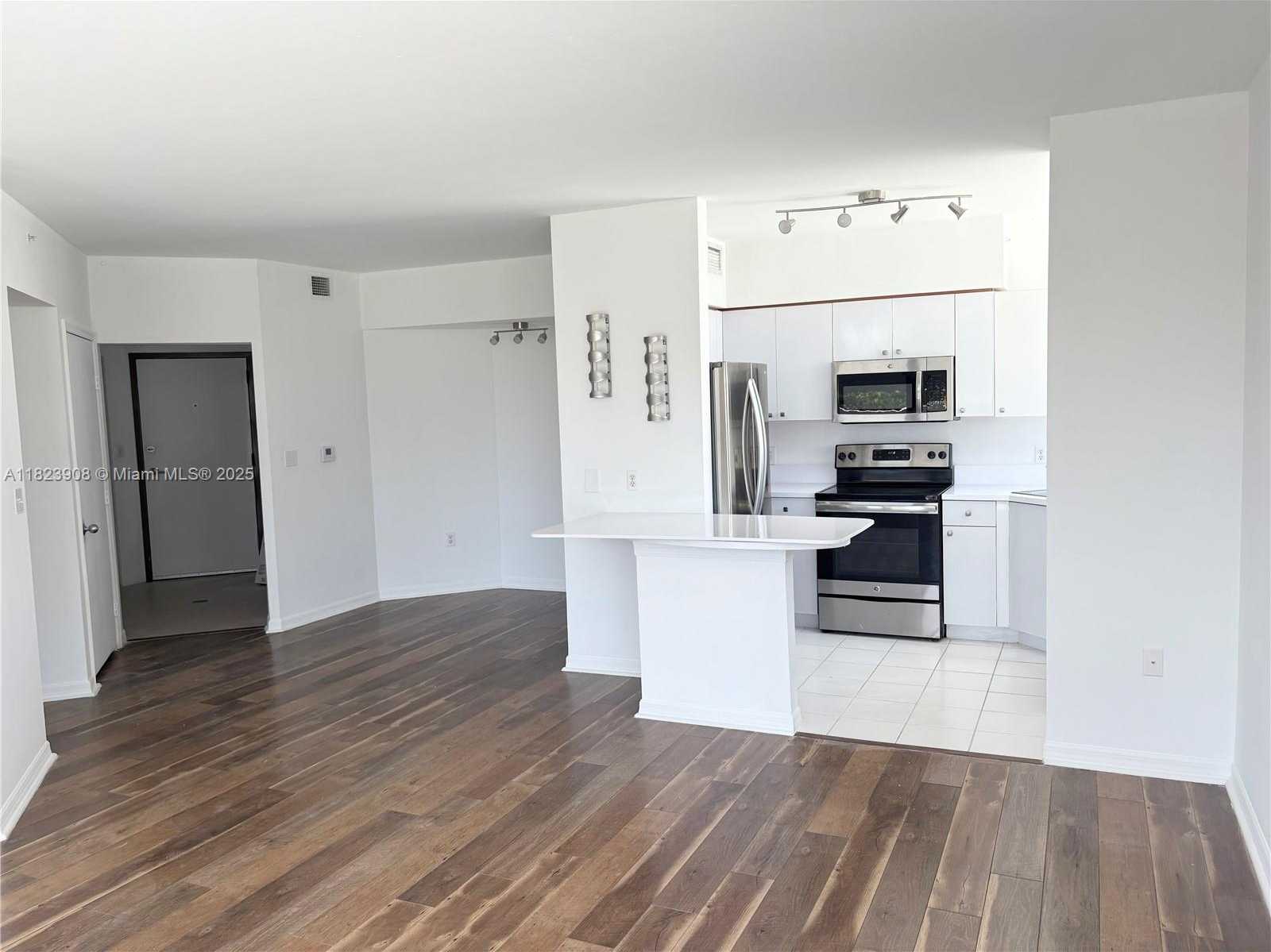 Small Image of 1330 WEST AVE #413, Miami Beach Number 2