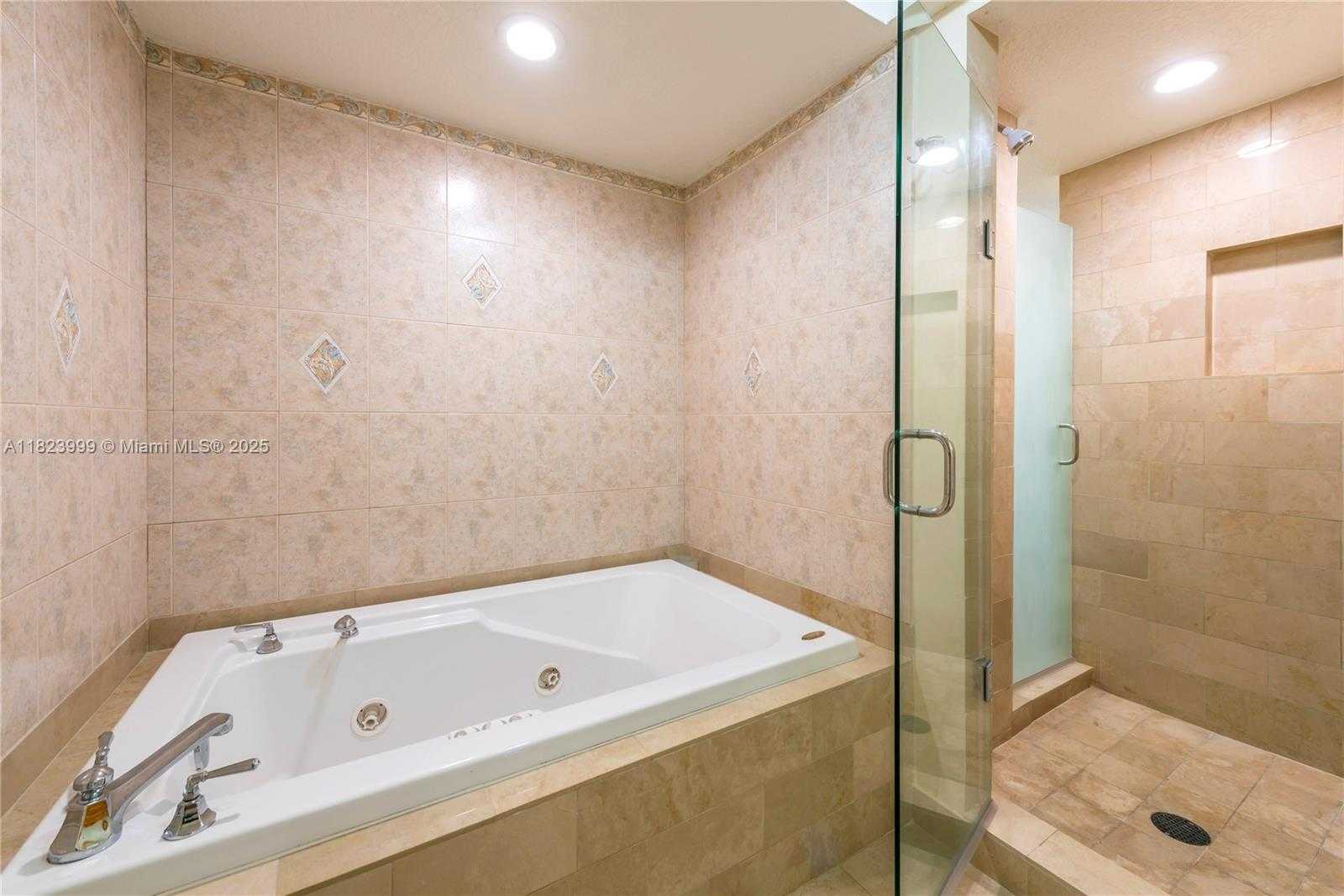 Small Image of 1500 OCEAN DR #609, Miami Beach Number 12