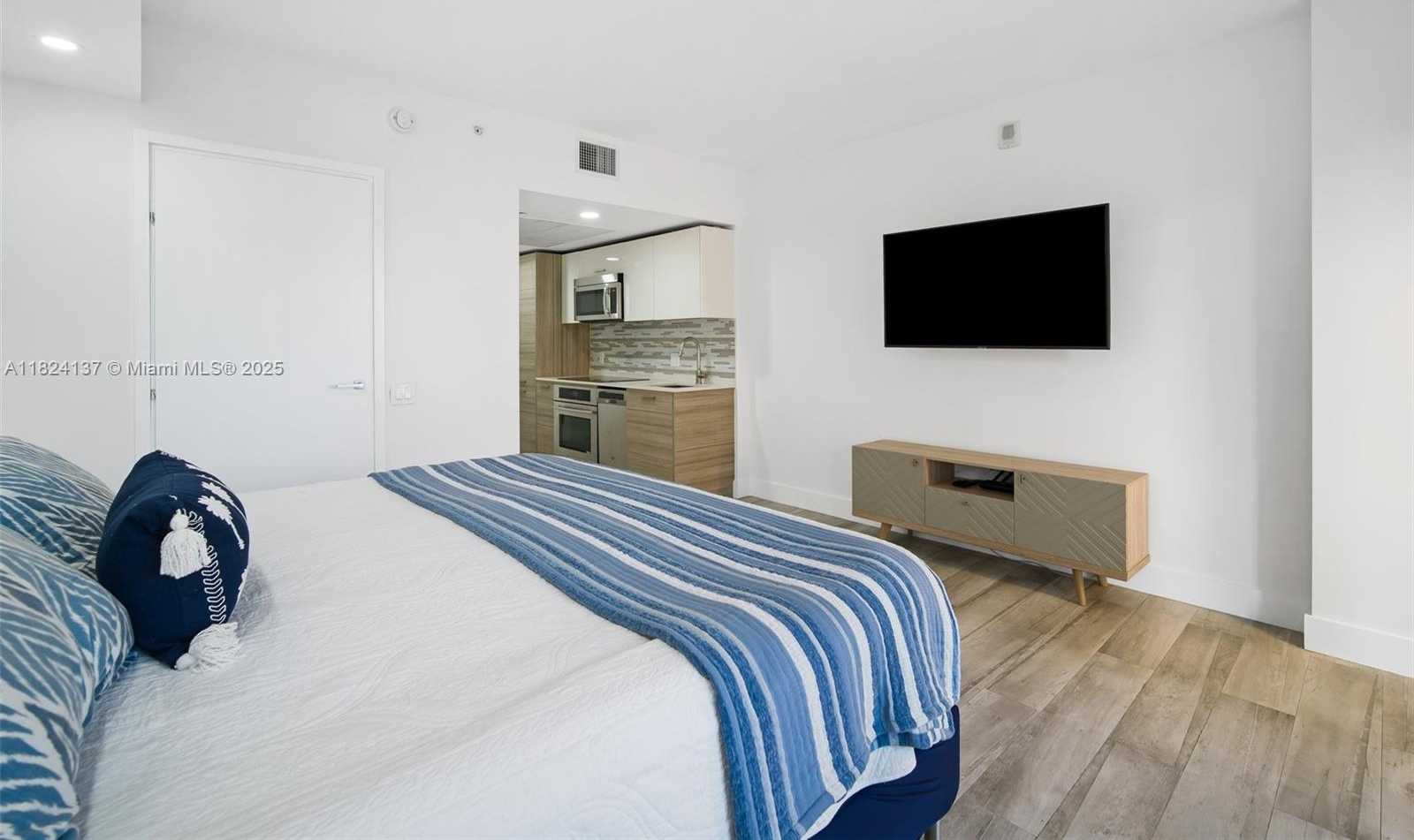 Small Image of 1300 BRICKELL BAY DR #905, Miami Number 5