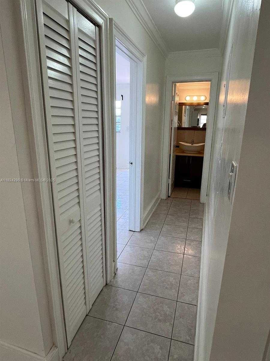 Small Image of 1747 RODMAN ST #409, Hollywood Number 5