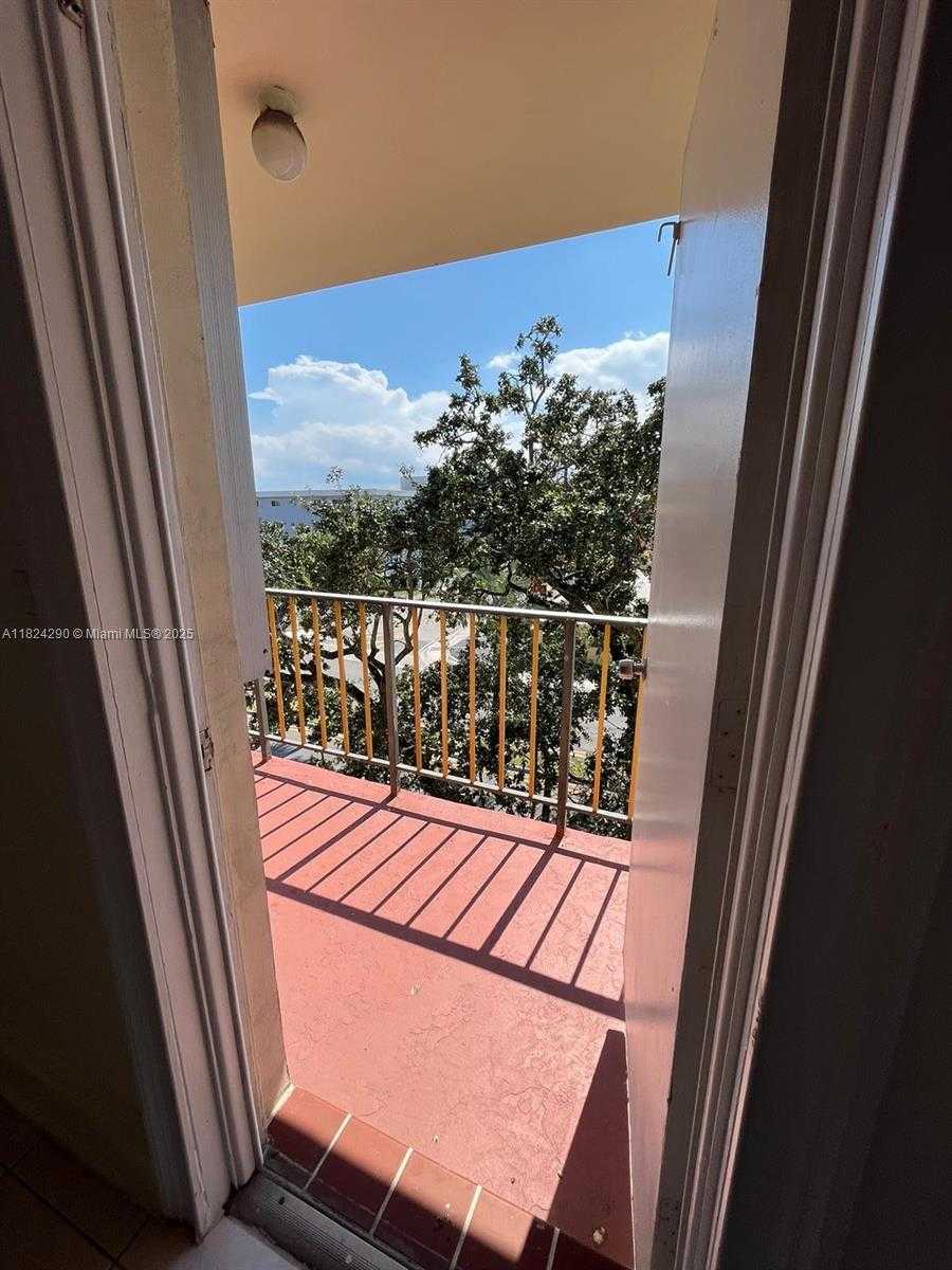 Small Image of 1747 RODMAN ST #409, Hollywood Number 9