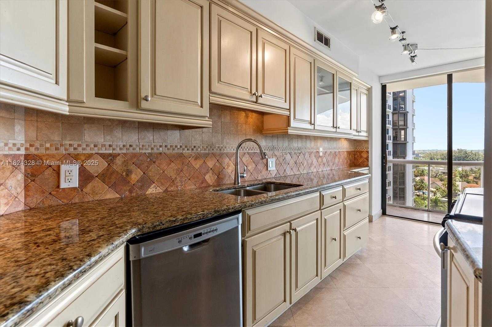 Small Image of 3610 YACHT CLUB DR #1116, Aventura Number 12