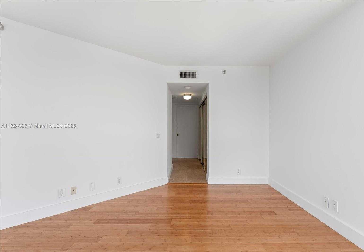 Small Image of 3610 YACHT CLUB DR #1116, Aventura Number 24