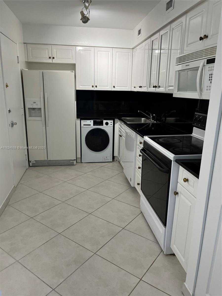 Small Image of 6770 INDIAN CREEK DR #8R, Miami Beach Number 3