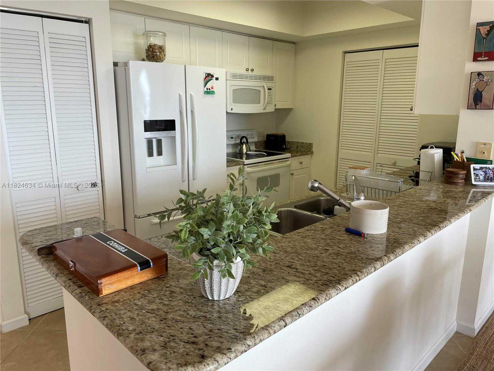 Small Image of 19501 WEST COUNTRY CLUB DR #2412, Aventura Number 6