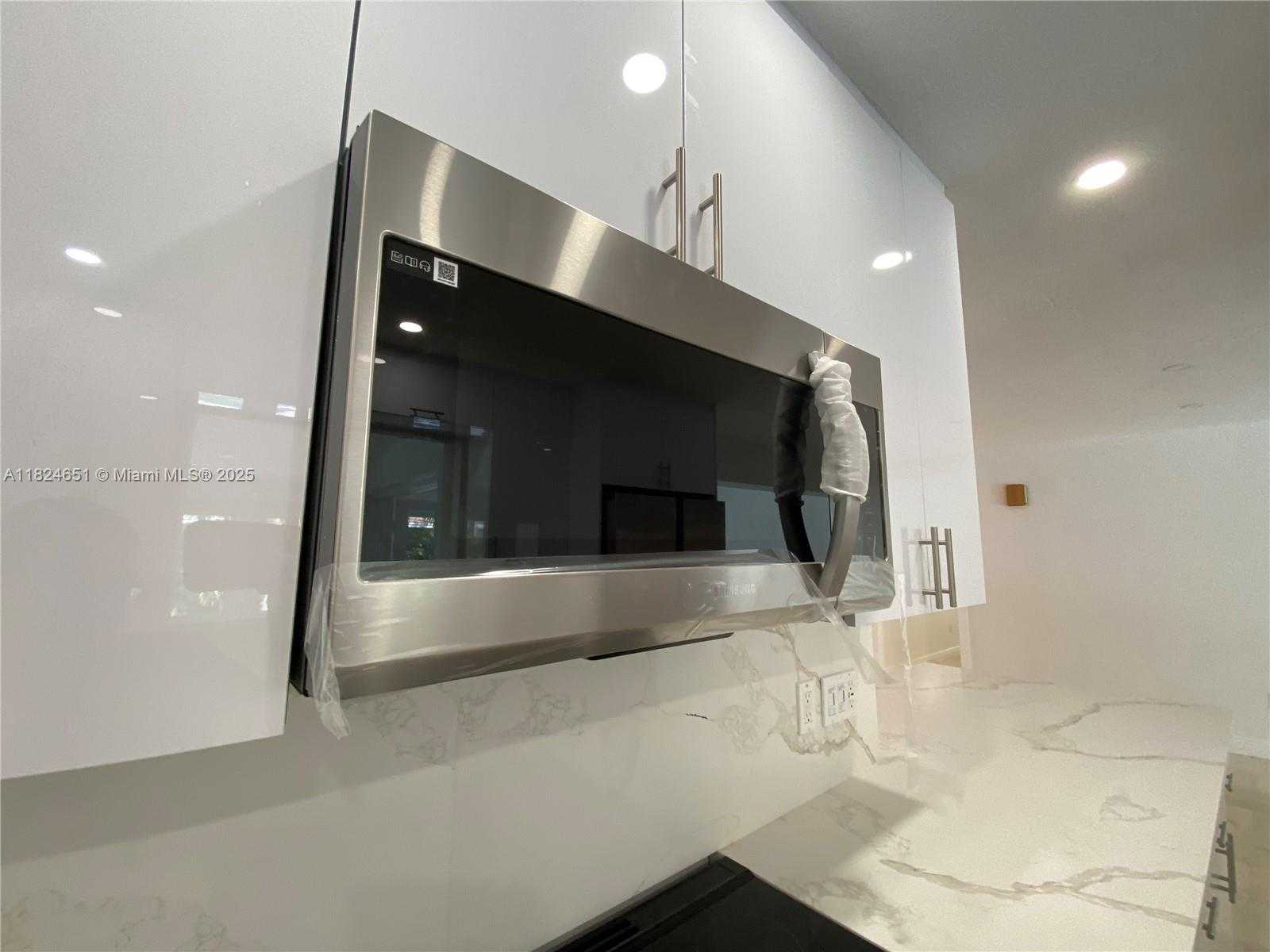 Small Image of 19330 NORTH EAST 18TH PL, Miami Number 15
