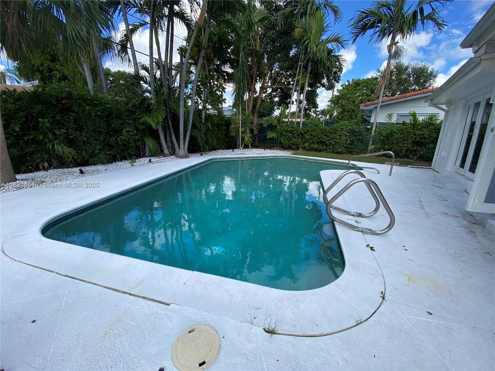 Small Image of 19330 NORTH EAST 18TH PL, Miami Number 2