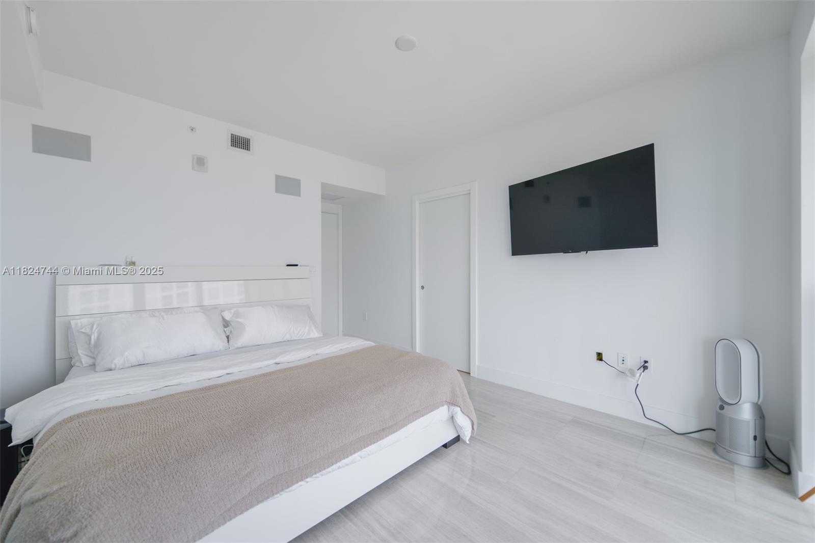 Small Image of 1451 BRICKELL AVE #1503, Miami Number 13
