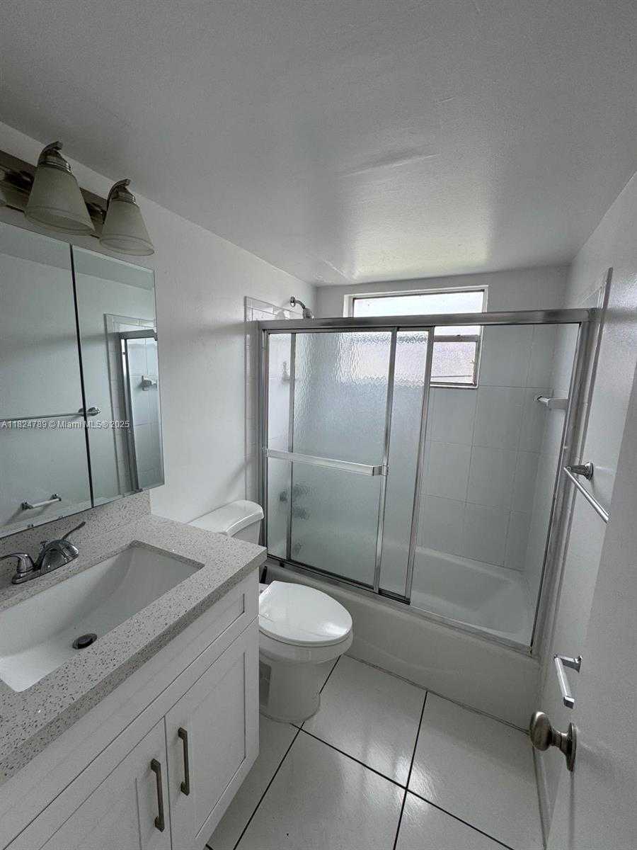 Small Image of 4933 HOLLYWOOD BLVD #105, Hollywood Number 8