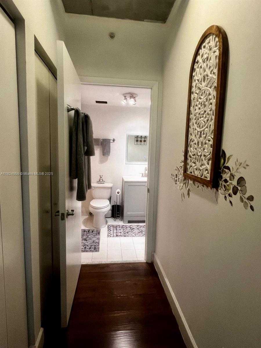 Small Image of 690 SOUTH WEST 1ST CT #1225, Miami Number 14