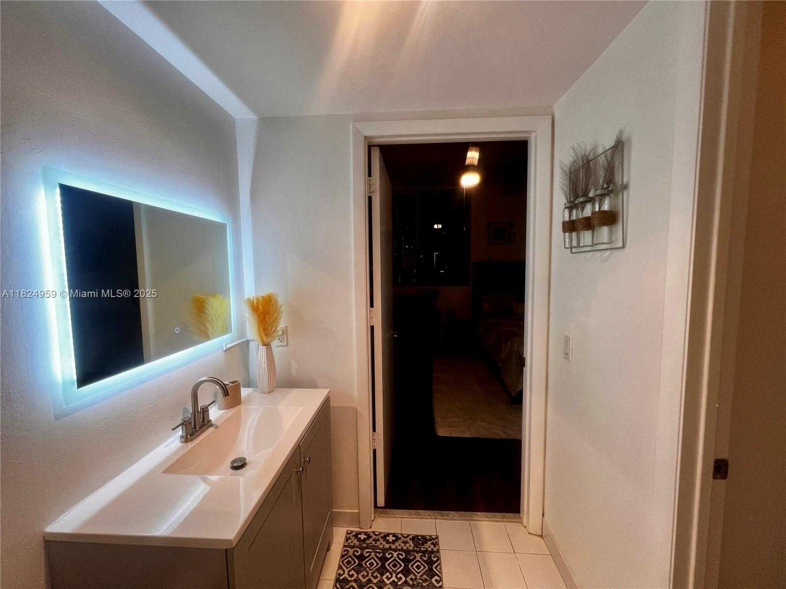 Small Image of 690 SOUTH WEST 1ST CT #1225, Miami Number 16