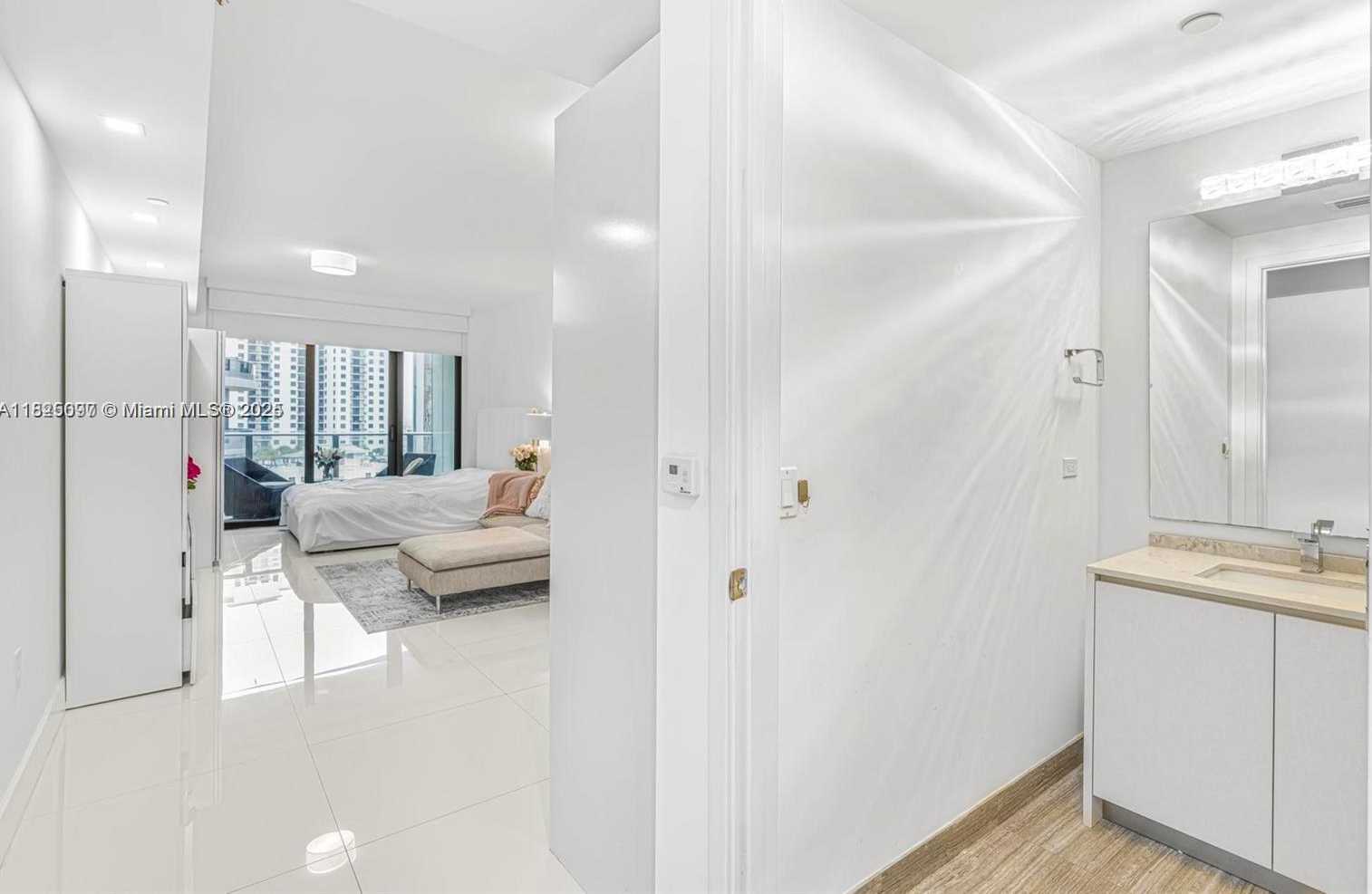 Small Image of 1010 BRICKELL AVE #1710, Miami Number 5