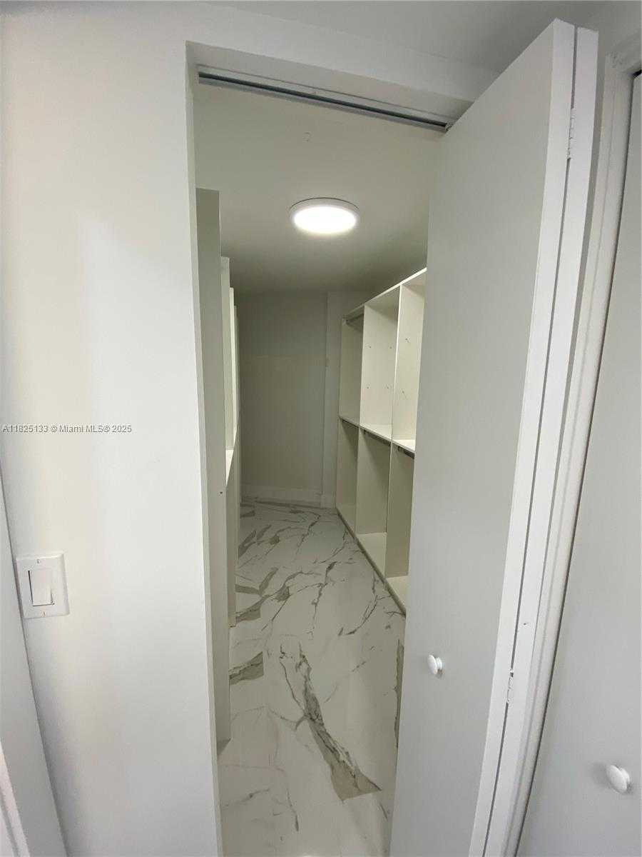 Small Image of 13951 KENDALE LAKES CIR #301A, Miami Number 3