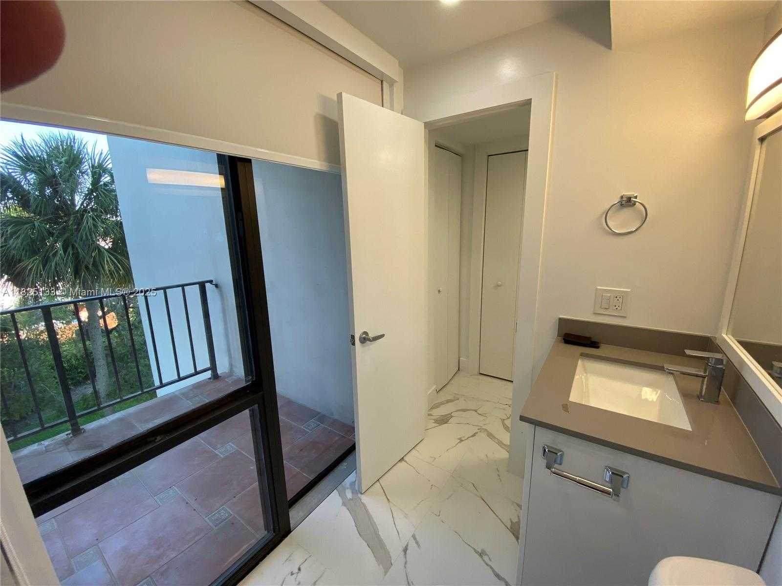 Small Image of 13951 KENDALE LAKES CIR #301A, Miami Number 7