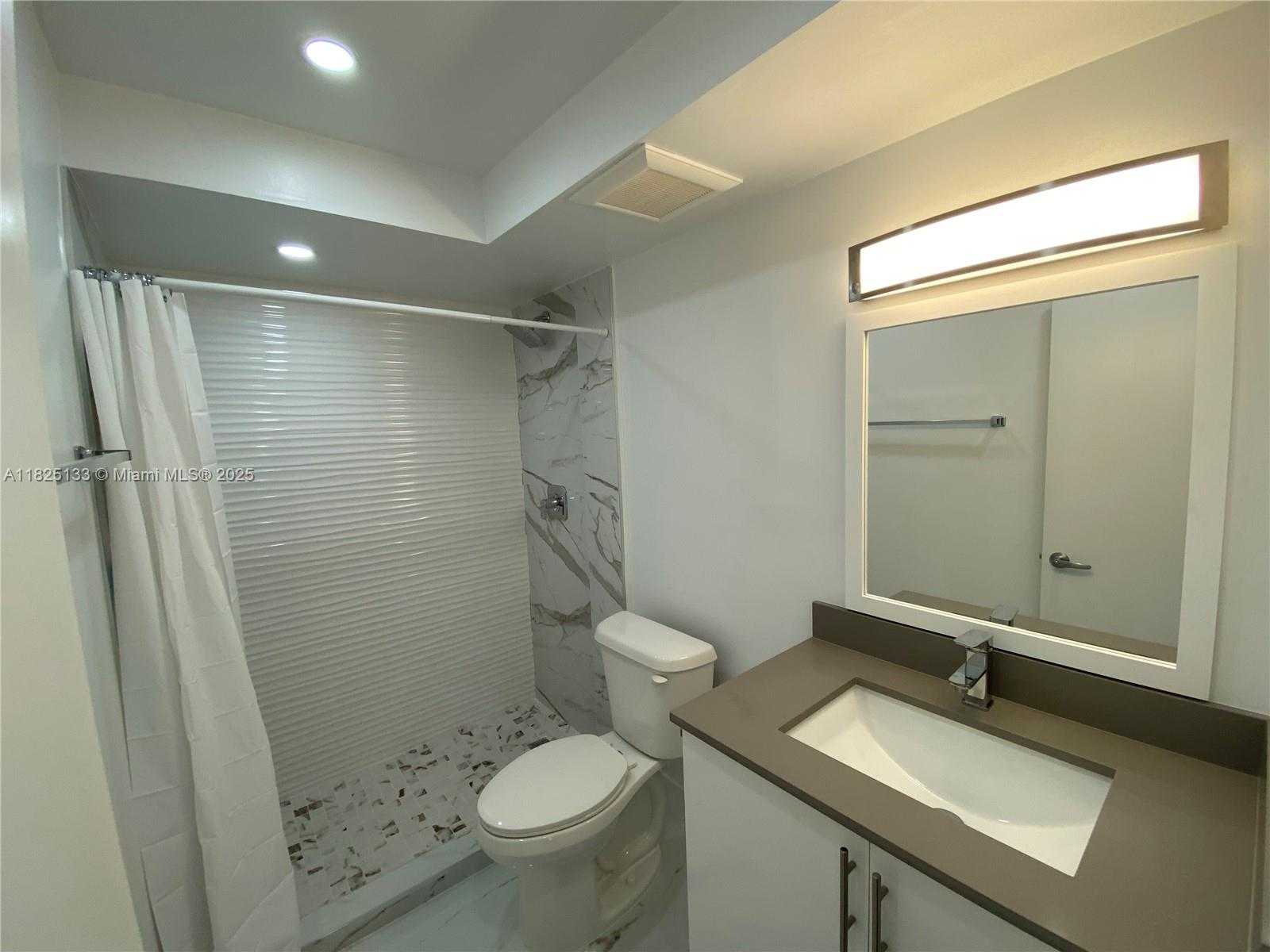 Small Image of 13951 KENDALE LAKES CIR #301A, Miami Number 8