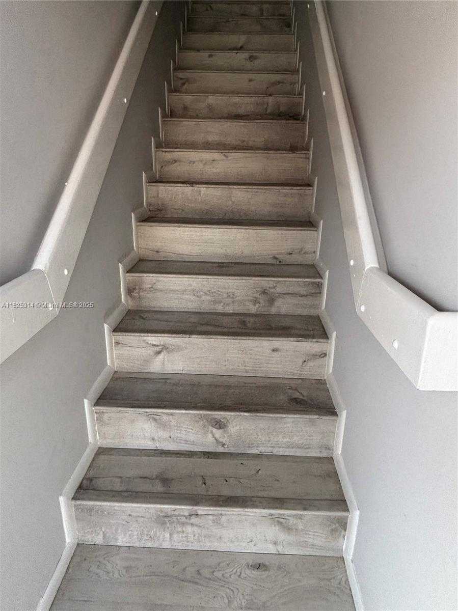 Small Image of 8013 LAKE DR #205, Doral Number 10