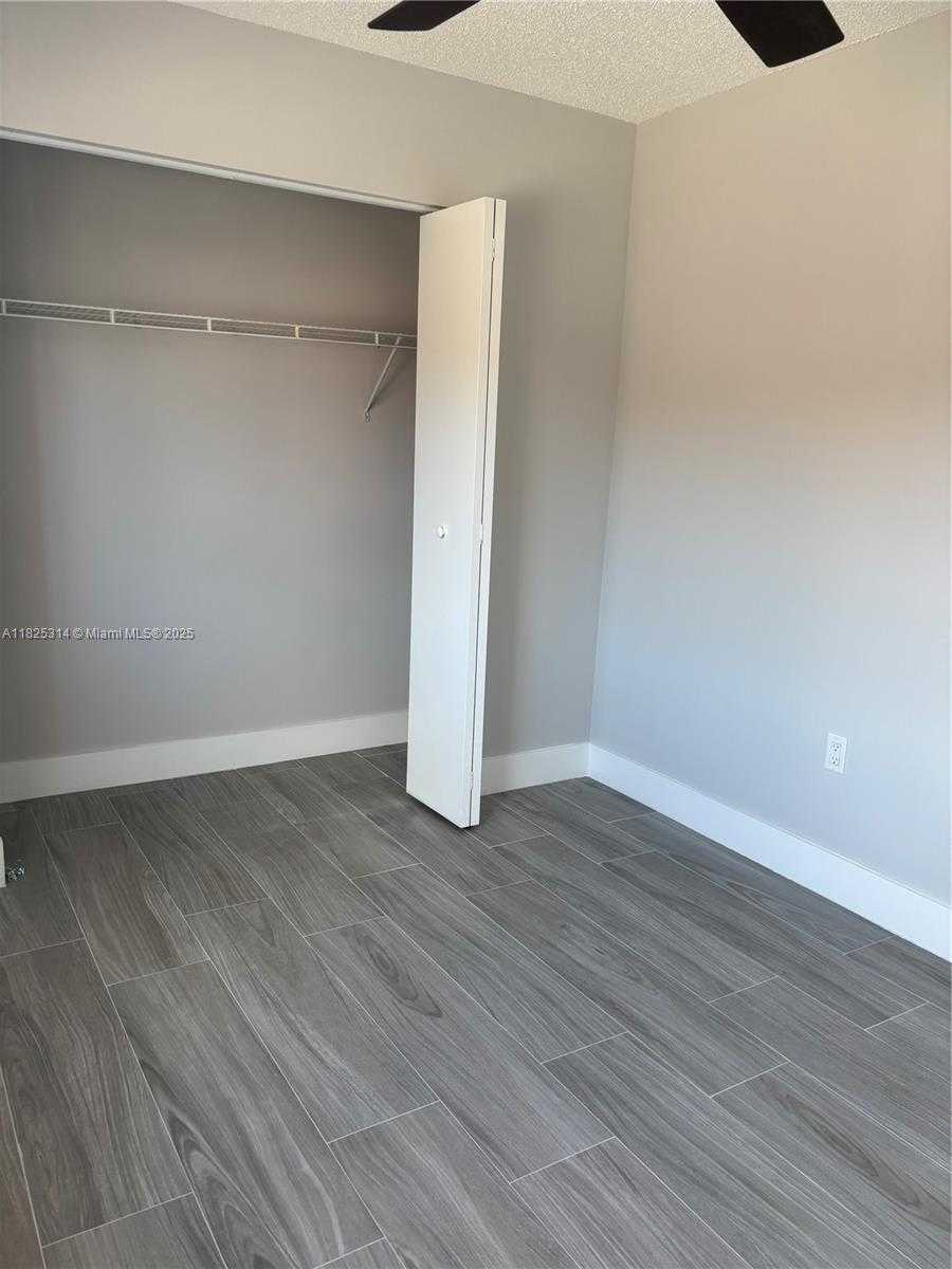 Small Image of 8013 LAKE DR #205, Doral Number 11
