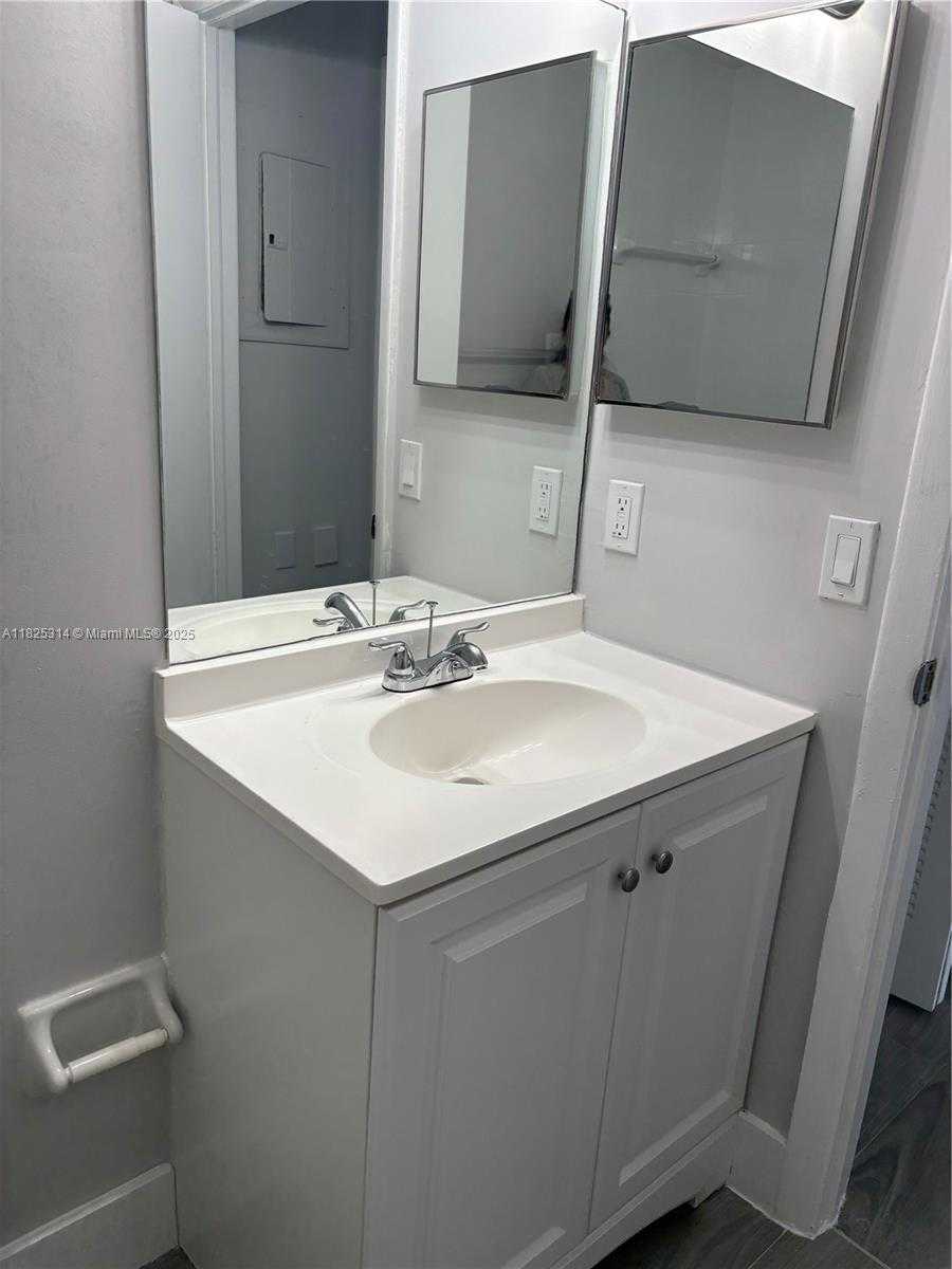 Small Image of 8013 LAKE DR #205, Doral Number 12