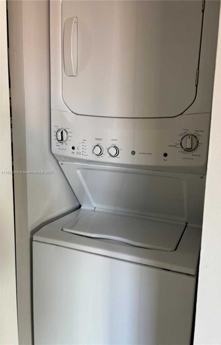 Small Image of 8013 LAKE DR #205, Doral Number 14