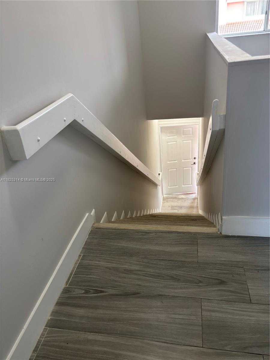 Small Image of 8013 LAKE DR #205, Doral Number 15