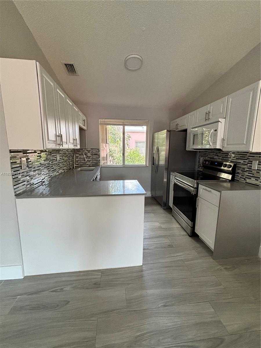 Small Image of 8013 LAKE DR #205, Doral Number 16