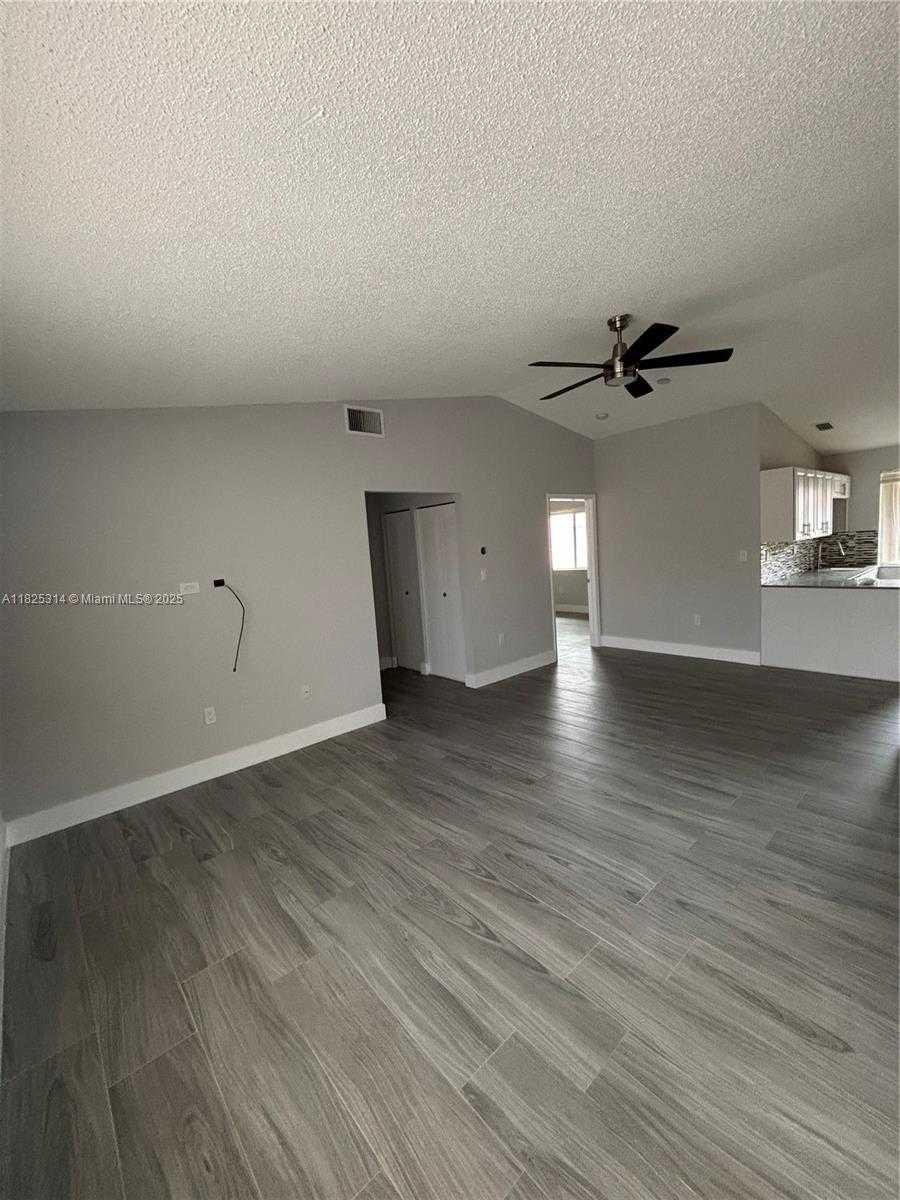 Small Image of 8013 LAKE DR #205, Doral Number 17