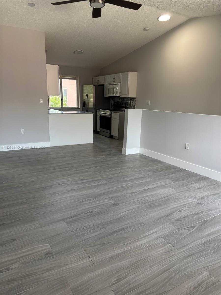 Small Image of 8013 LAKE DR #205, Doral Number 3