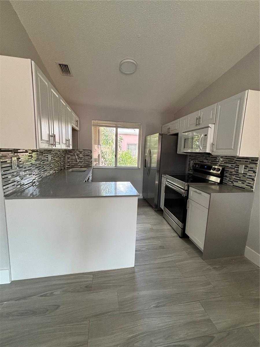 Small Image of 8013 LAKE DR #205, Doral Number 4
