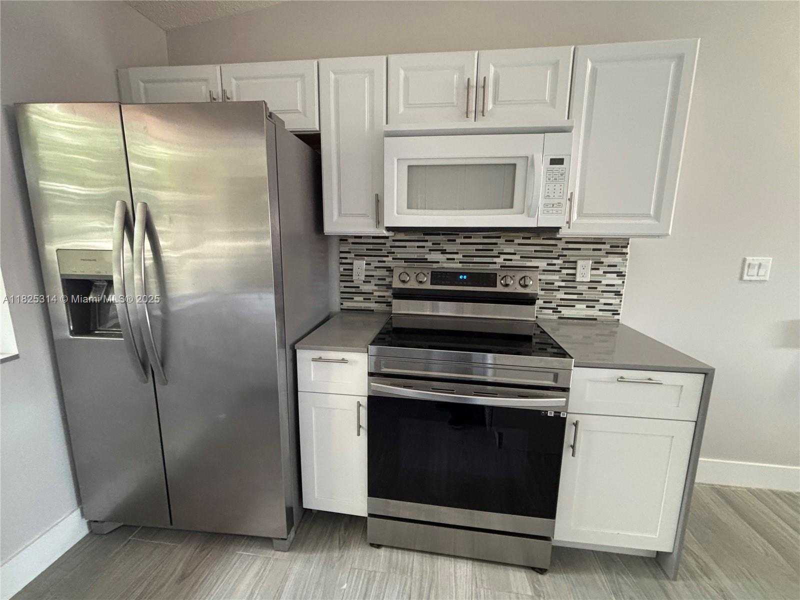 Small Image of 8013 LAKE DR #205, Doral Number 5