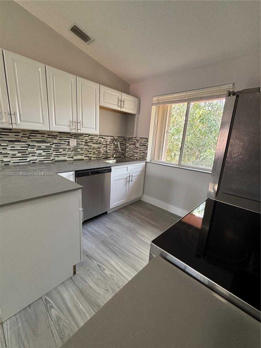 Small Image of 8013 LAKE DR #205, Doral Number 6