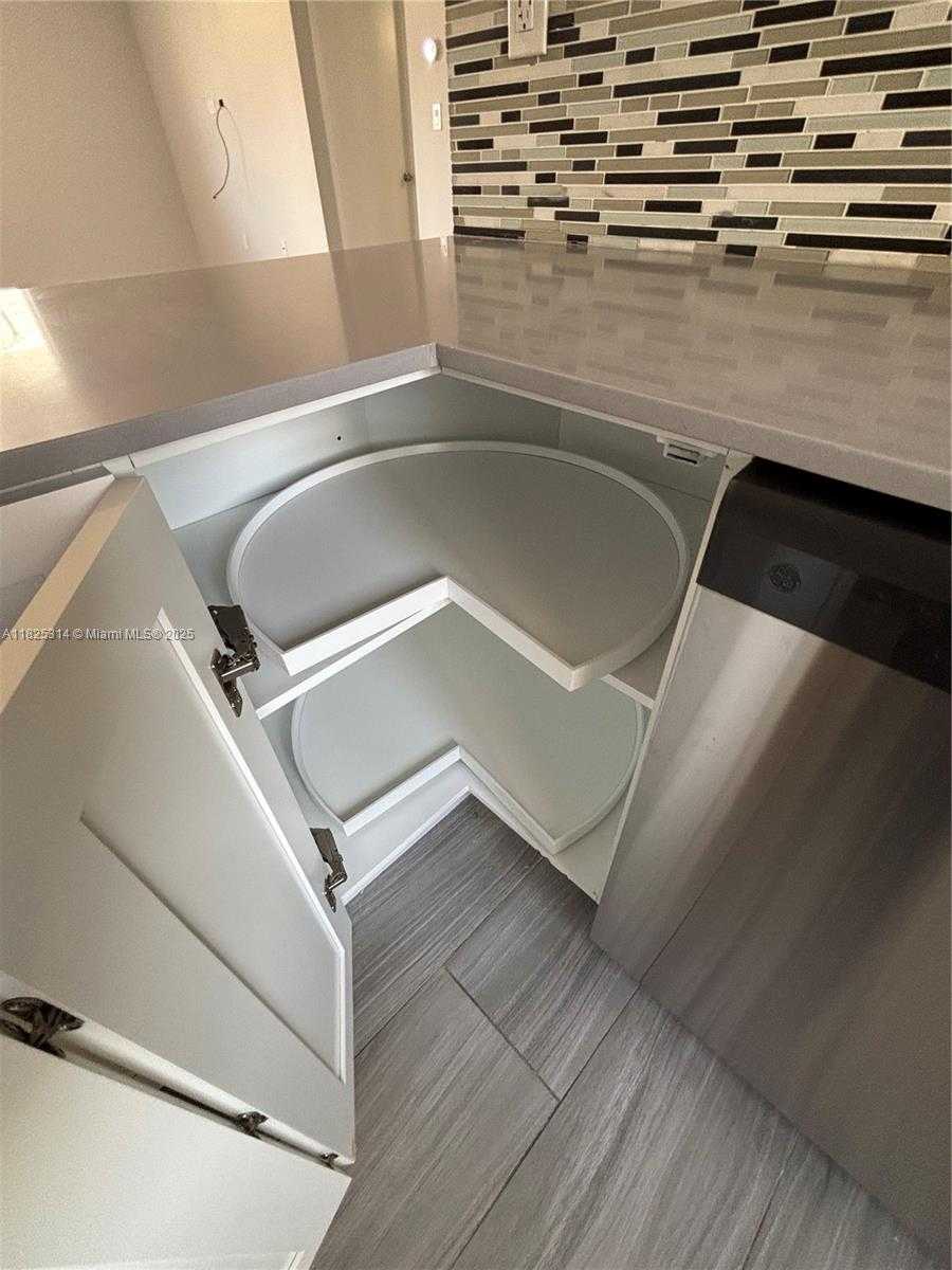 Small Image of 8013 LAKE DR #205, Doral Number 7
