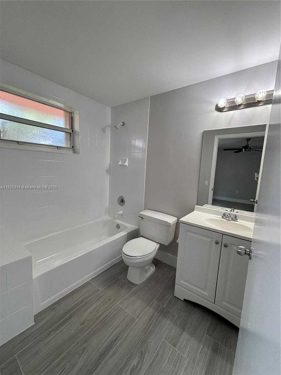 Small Image of 8013 LAKE DR #205, Doral Number 9