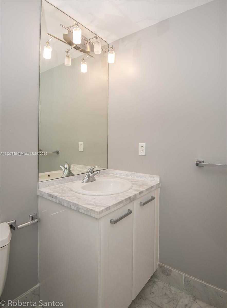 Small Image of 244 BISCAYNE BLVD #3802, Miami Number 14