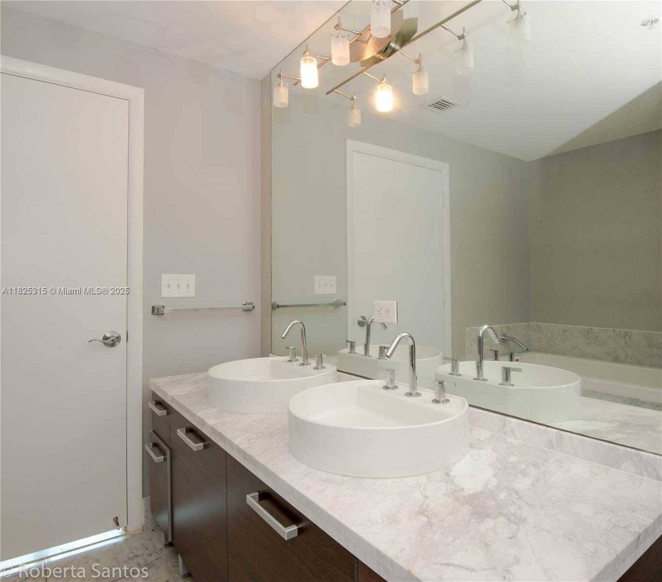 Small Image of 244 BISCAYNE BLVD #3802, Miami Number 8