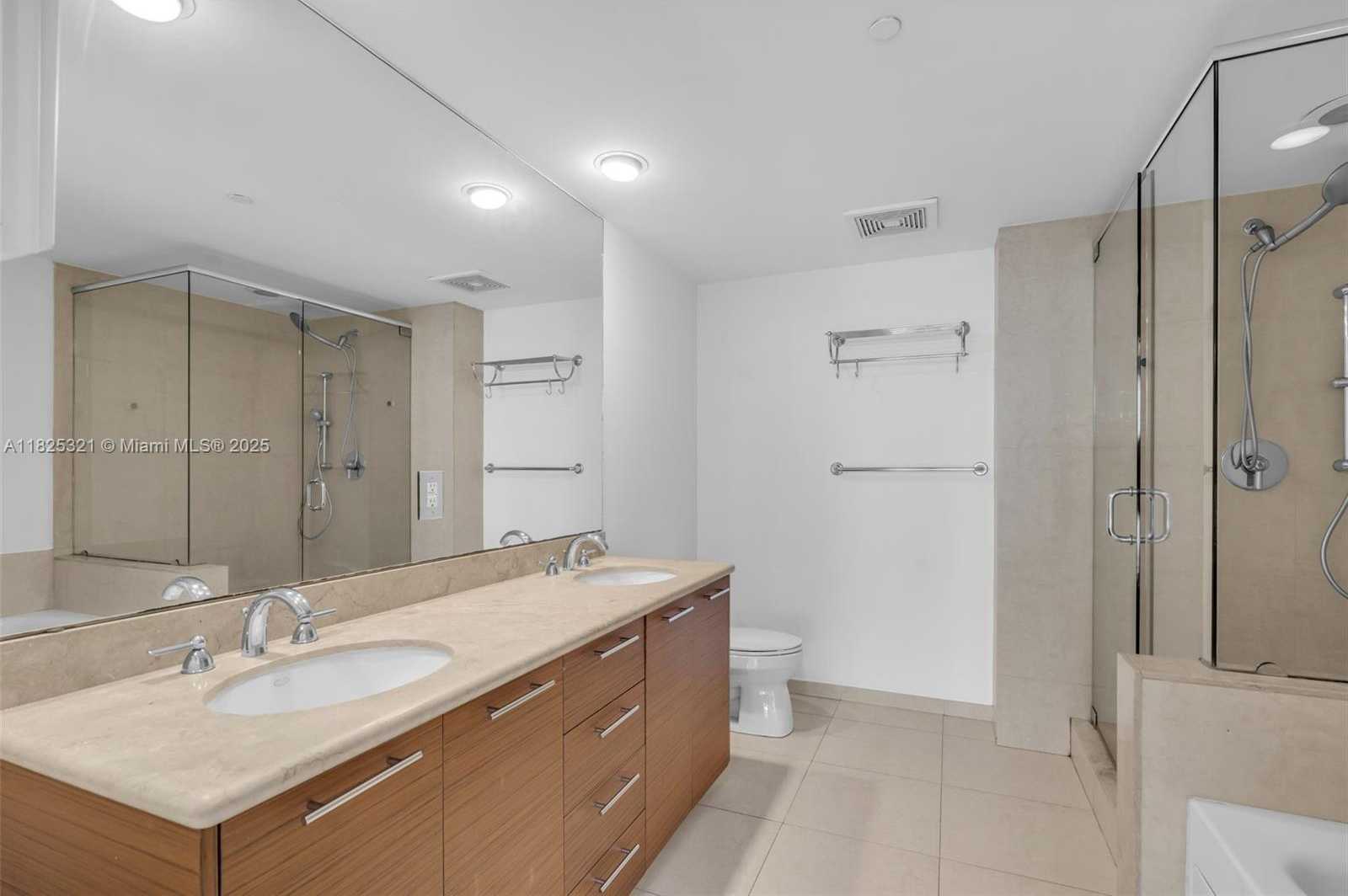 Small Image of 50 Biscayne Blvd, Miami, FL 33132, USA Number 10