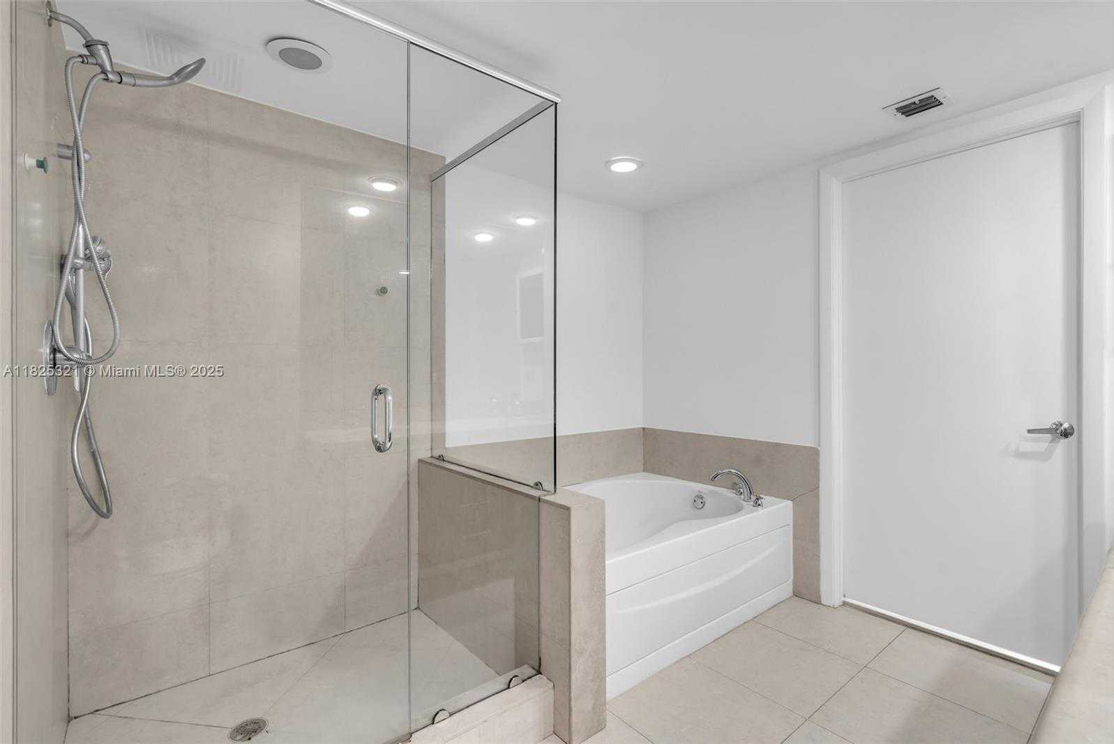 Small Image of 50 Biscayne Blvd, Miami, FL 33132, USA Number 7