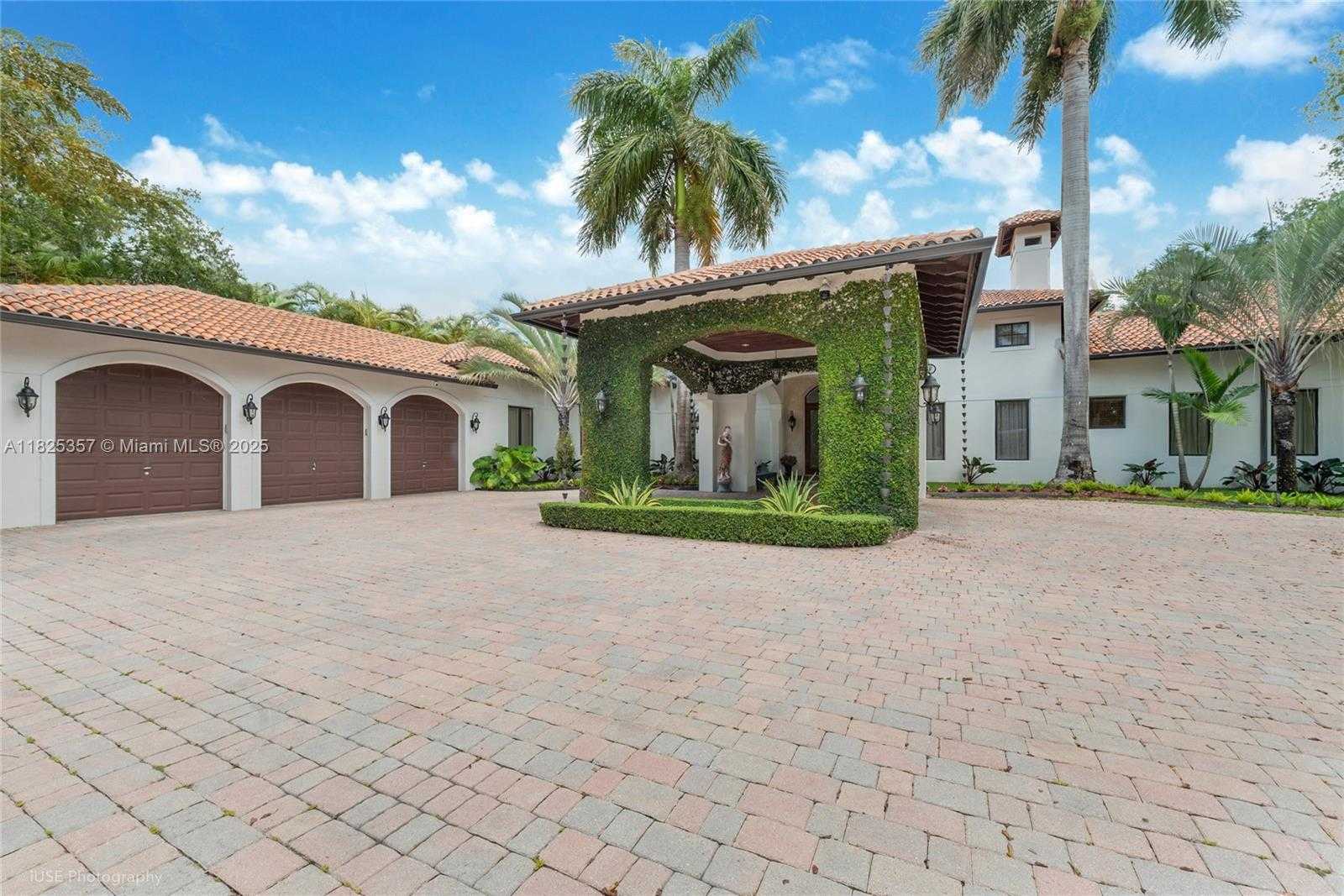 Small Image of 7405 SOUTH WEST 104TH ST, Pinecrest Number 2