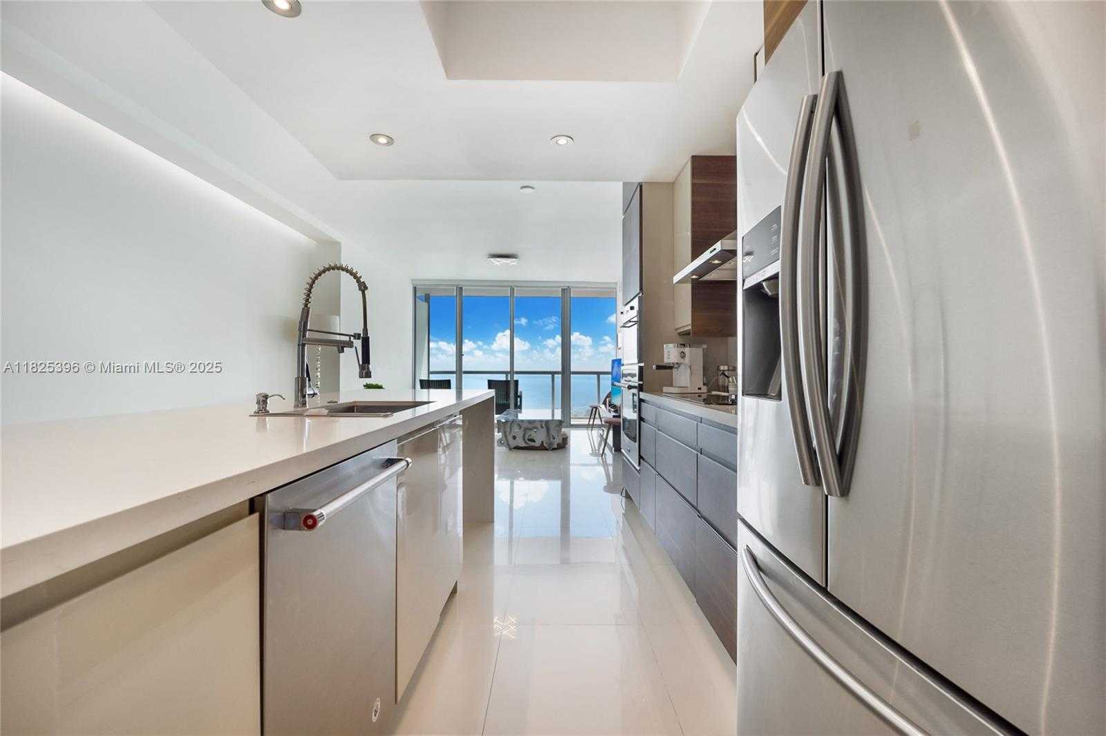 Small Image of 888 BISCAYNE BLVD #3005, Miami Number 2