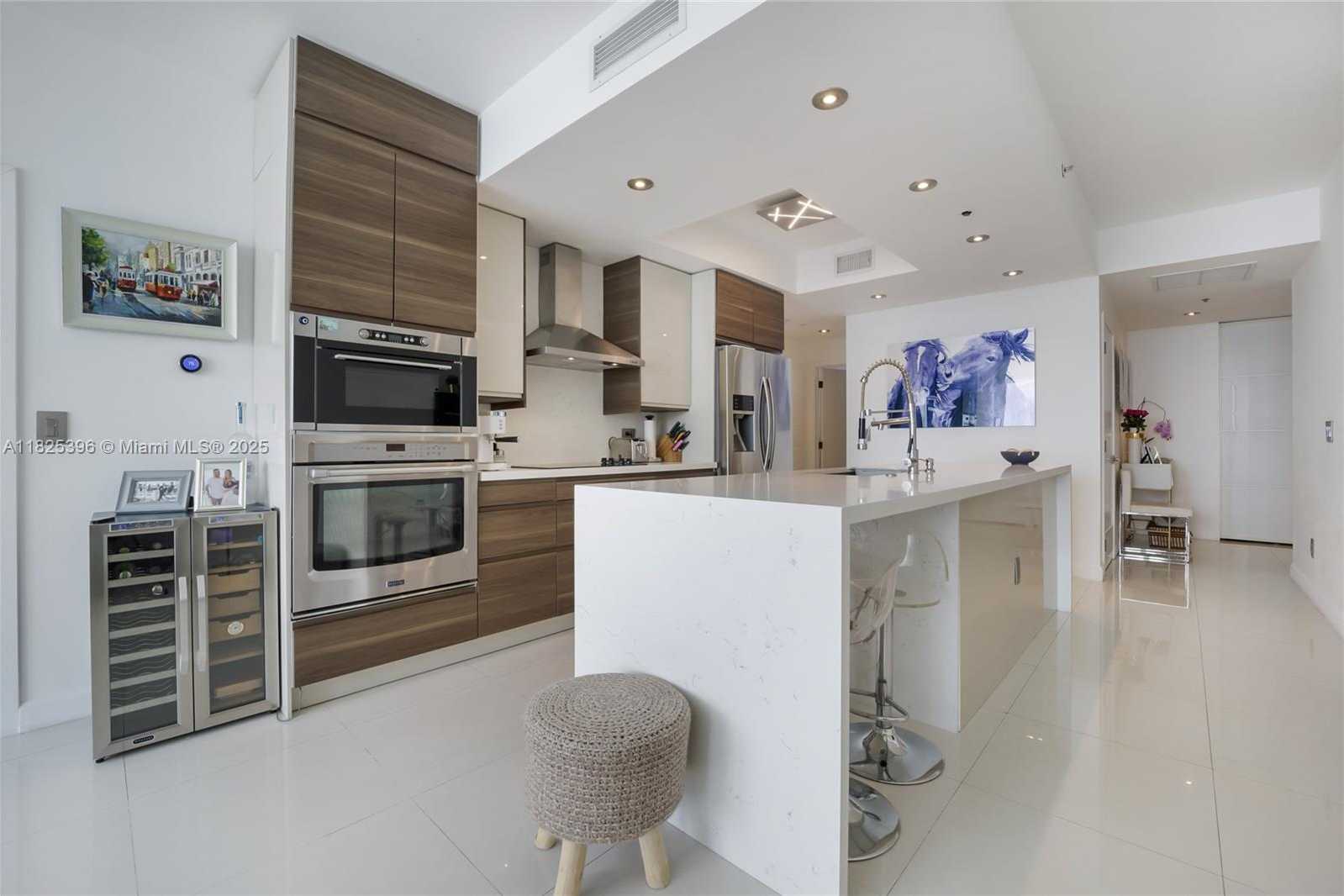 Small Image of 888 BISCAYNE BLVD #3005, Miami Number 4