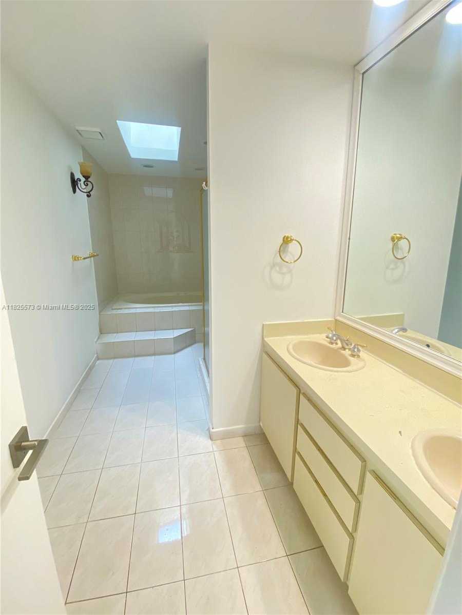 Small Image of 13337 SOUTH WEST 114TH PL, Miami Number 8