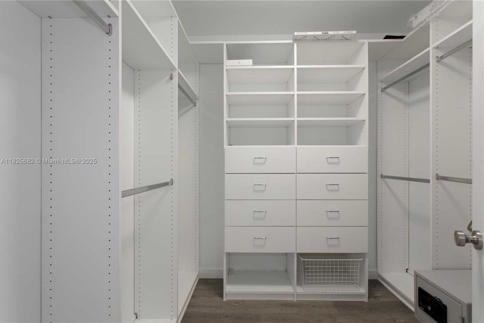 Small Image of 21205 YACHT CLUB DR #810, Aventura Number 10