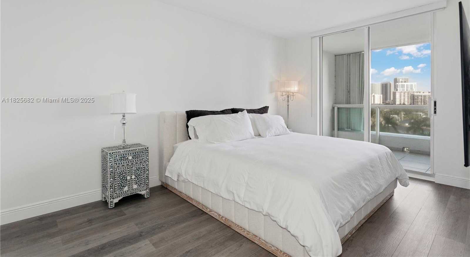 Small Image of 21205 YACHT CLUB DR #810, Aventura Number 14