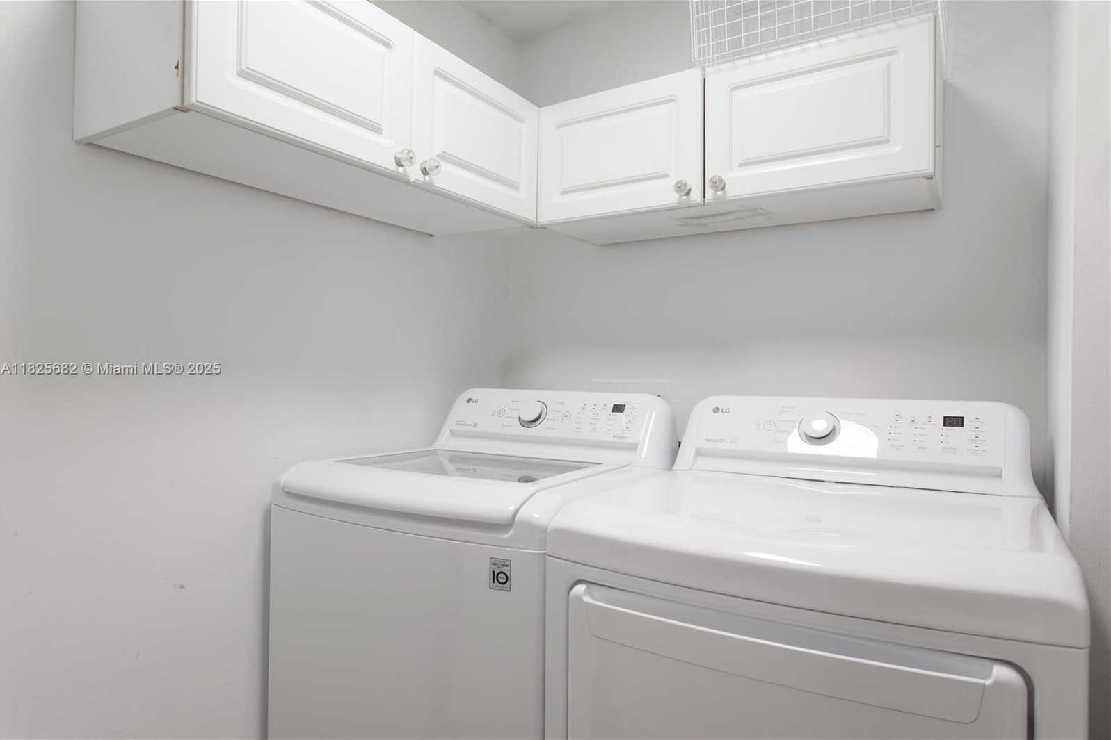 Small Image of 21205 YACHT CLUB DR #810, Aventura Number 16