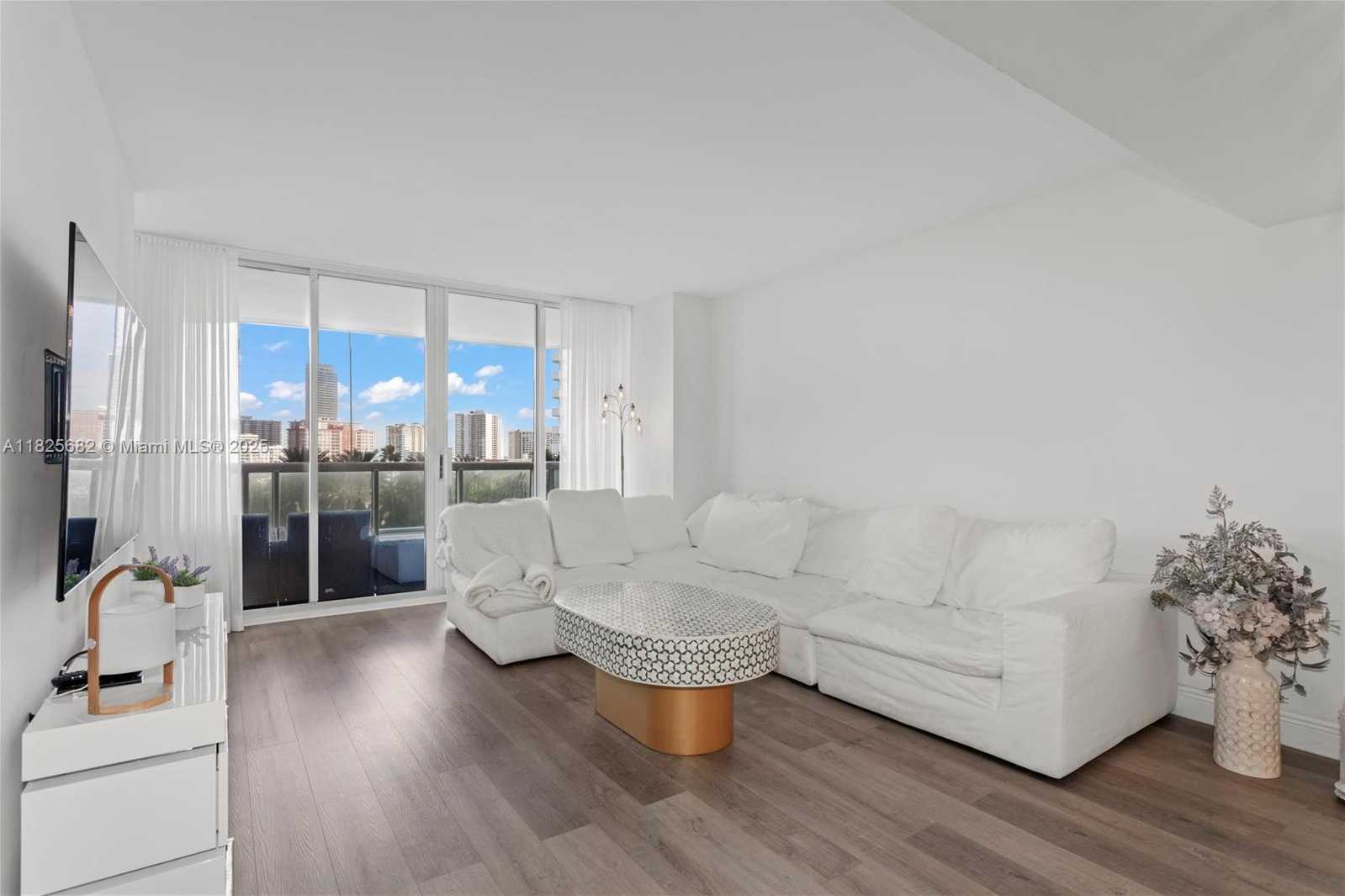 Small Image of 21205 YACHT CLUB DR #810, Aventura Number 2