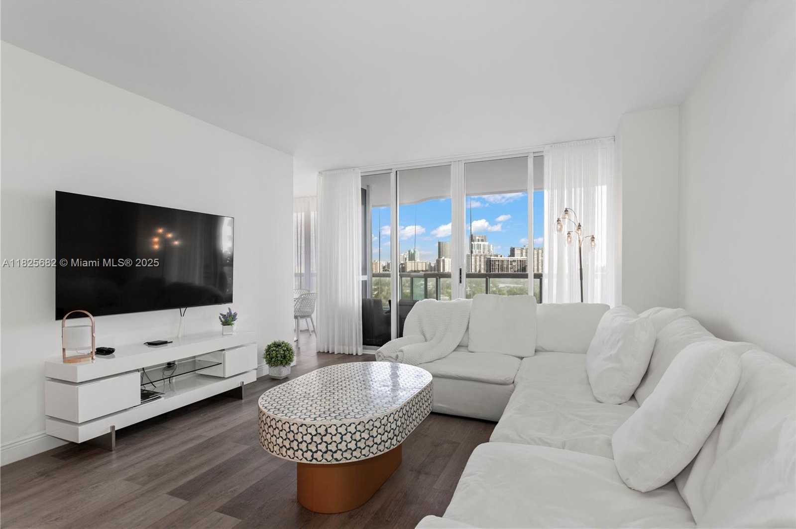 Small Image of 21205 YACHT CLUB DR #810, Aventura Number 3