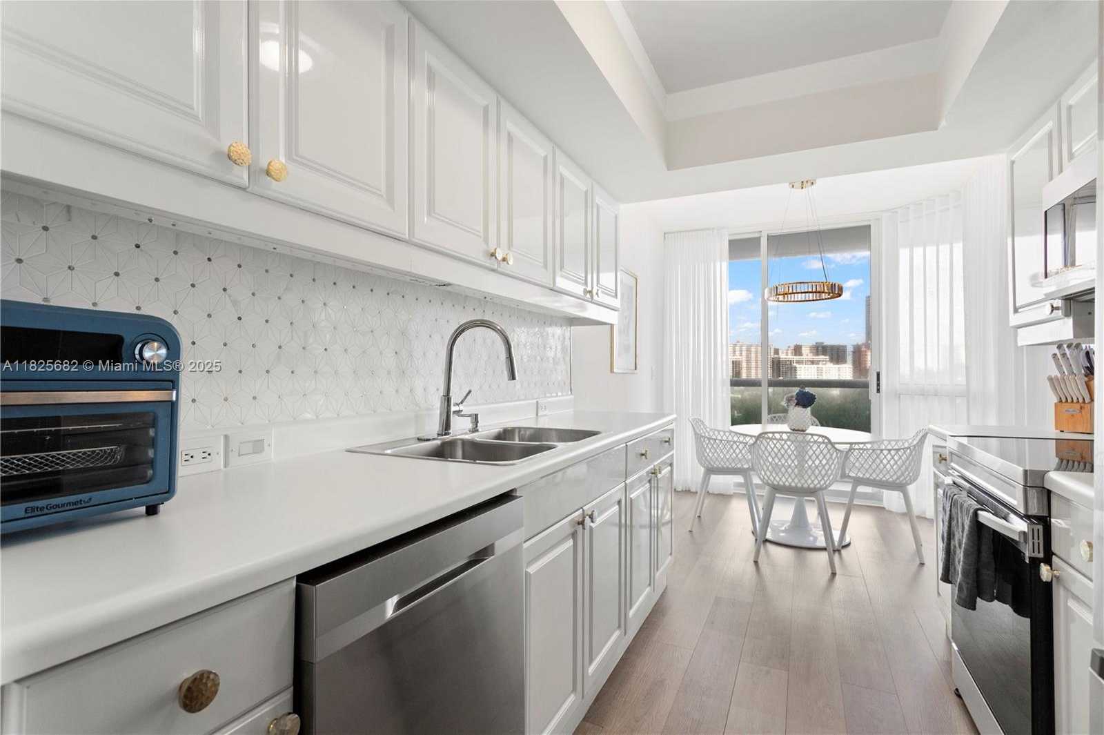 Small Image of 21205 YACHT CLUB DR #810, Aventura Number 5