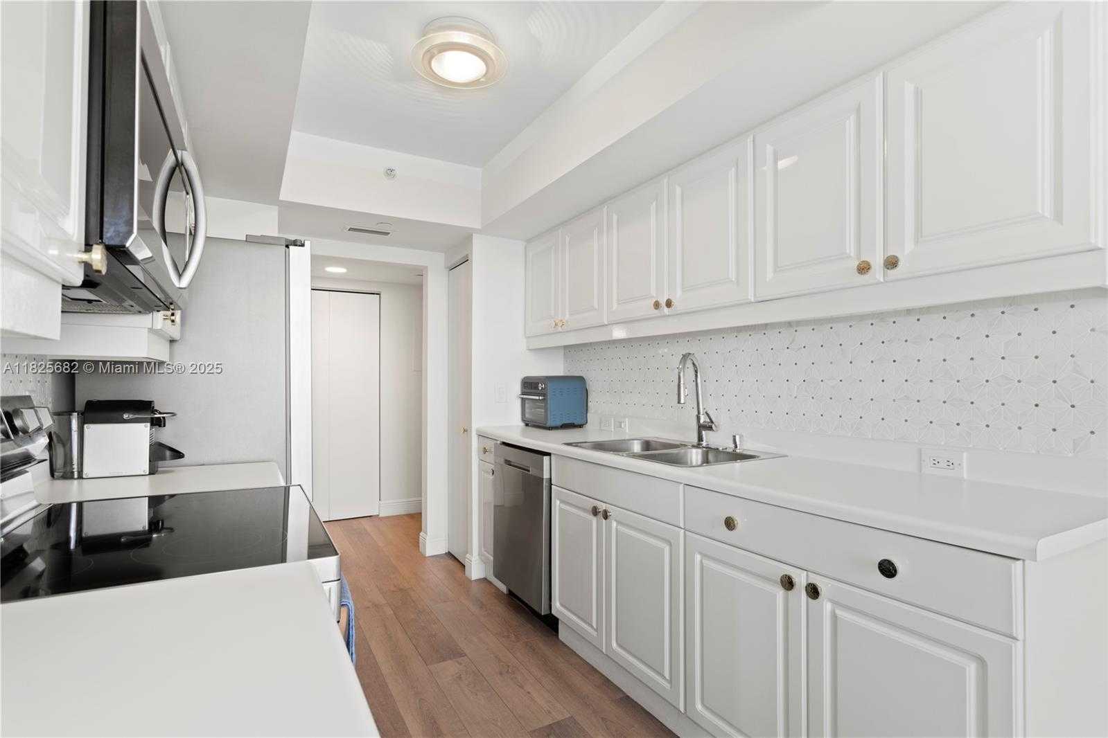 Small Image of 21205 YACHT CLUB DR #810, Aventura Number 8